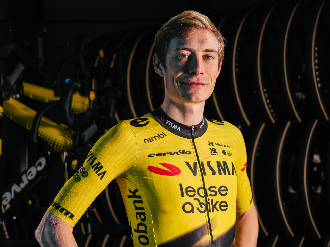 Jonas Vingegaard i gult