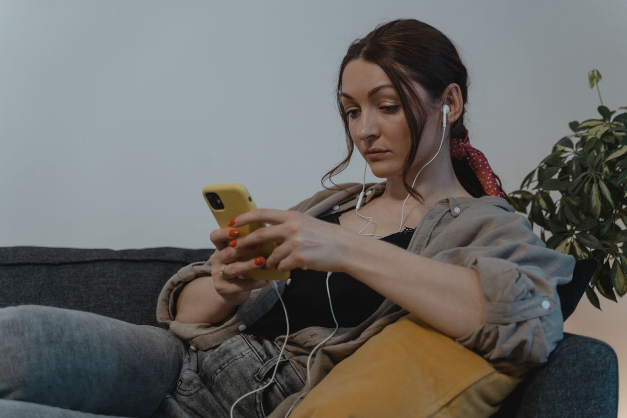Lytter på mobiltelefon