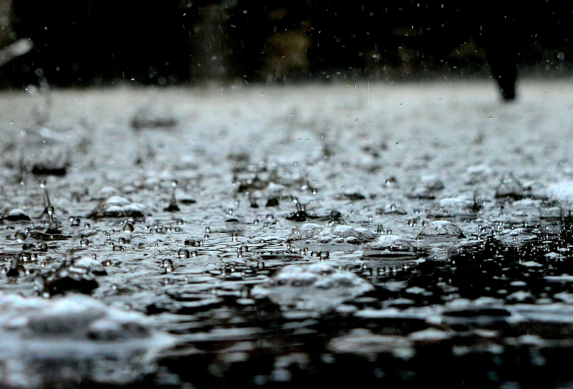 Billlede af regn som rammer jorden.
